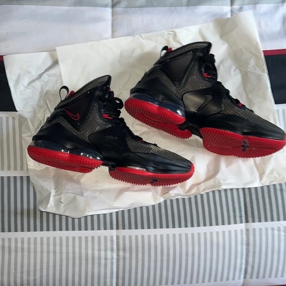 Lebron XIX (GS) Boys Basketball shoes - Picture 1 of 9